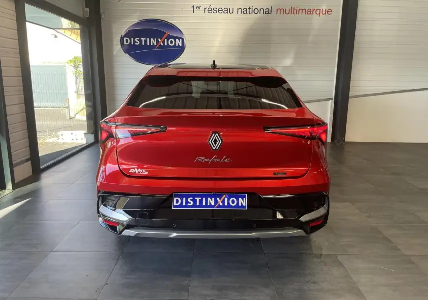 Vue arrière d'une Renault Rafale rouge avec toit noir, feux LED fins et logo Renault centré sur le hayon.