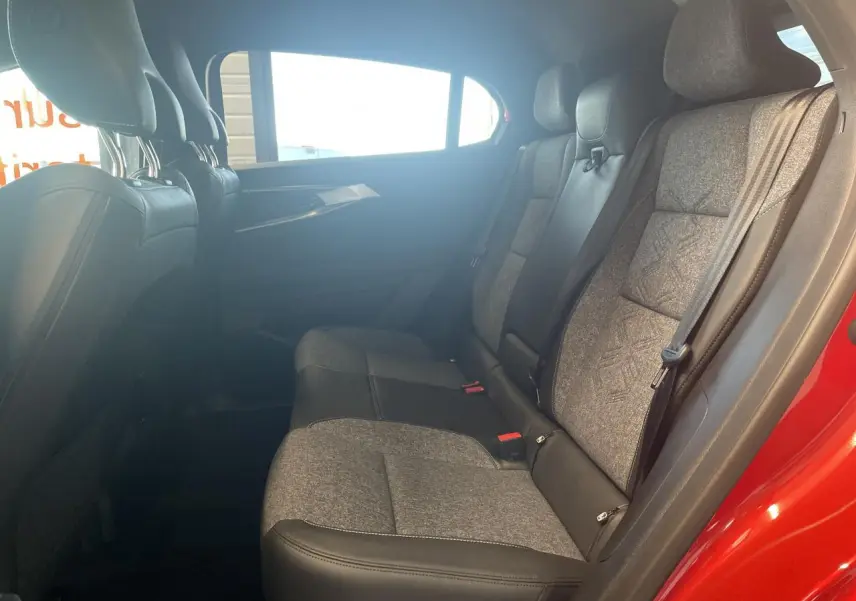 Vue intérieure côté droit sur la banquette arrière bicolore gris et noir du Renault Rafale rouge avec ceinture de sécurité.