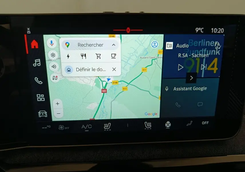Écran tactile central du tableau de bord de la Renault R5 Techno blanc, affichant navigation Google Maps et assistant vocal.