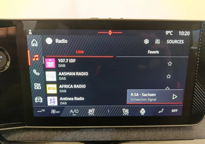 Écran tactile central du tableau de bord de la Renault R5 Techno 150 ch, affichant les stations radio DAB.
