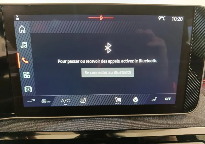 Écran tactile central de la Renault R5 Techno blanc 2025 affichant la connexion Bluetooth, vue intérieure frontale.