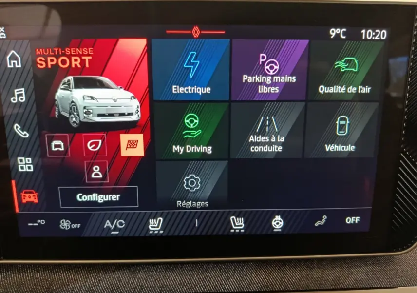 Écran tactile central affichant l'interface multimédia de la Renault R5 Techno 150 ch blanc, vue de face.