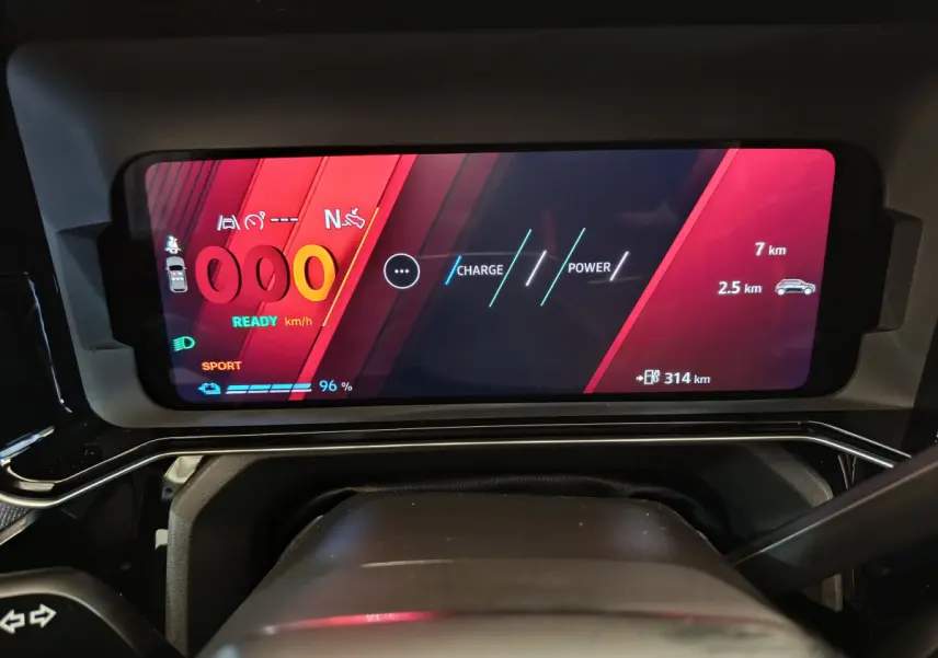 Tableau de bord numérique de la Renault R5 Techno 150 ch, affichage couleur avec indicateurs de charge et autonomie.