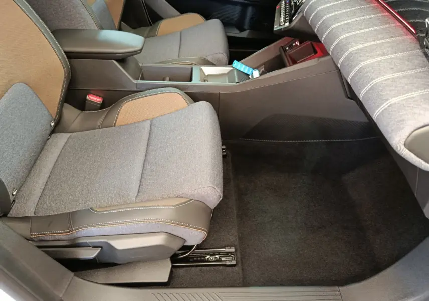 Vue intérieure côté droit des sièges avant et banquette arrière grise de la Renault R5 Techno 150 ch 2025.