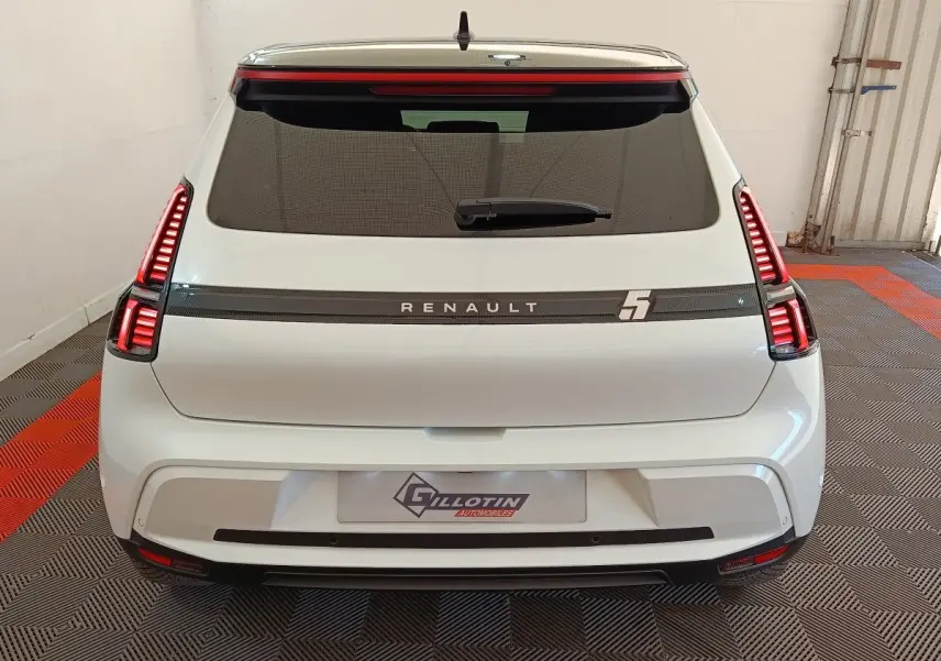 Vue arrière d'une Renault R5 Techno blanche de 2025 avec feux LED verticaux et logo Renault lumineux.