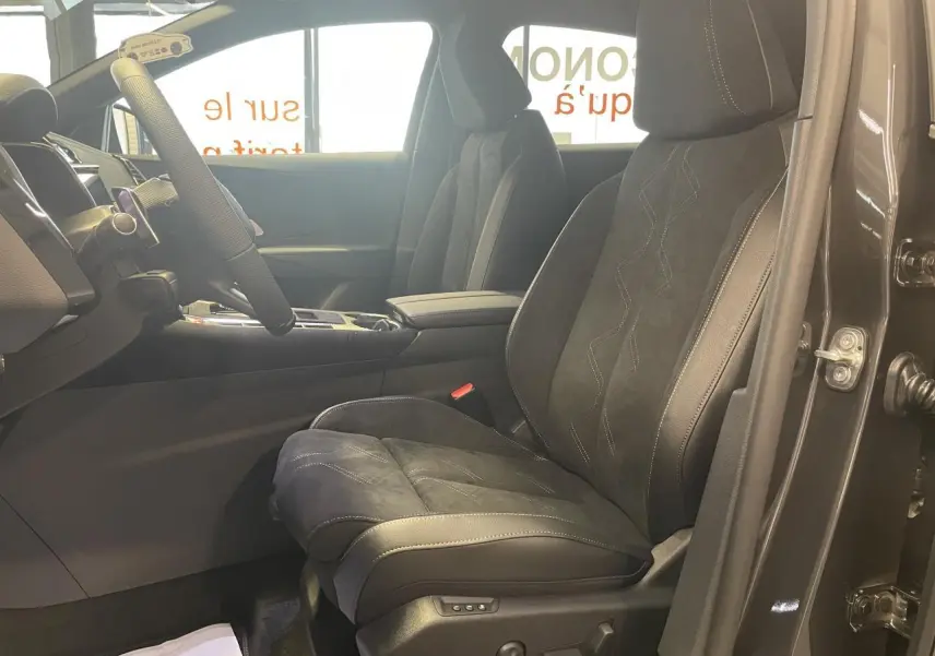 Vue intérieure côté conducteur du DS7 Crossback gris titanium, mettant en valeur le siège avant en Alcantara noir profond.