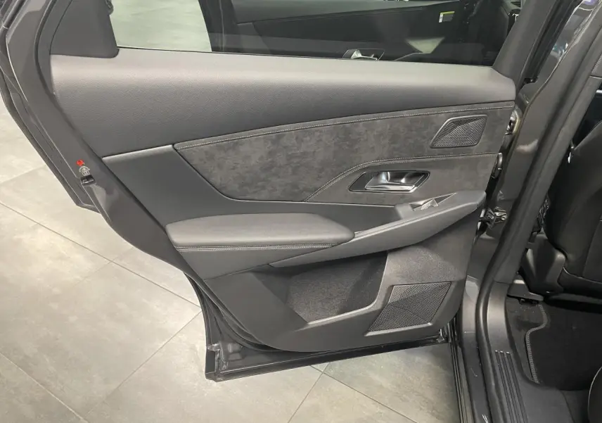 Vue rapprochée de la porte arrière gauche gris titanium du DS7 Crossback avec habillage Alcantara et commandes électriques.