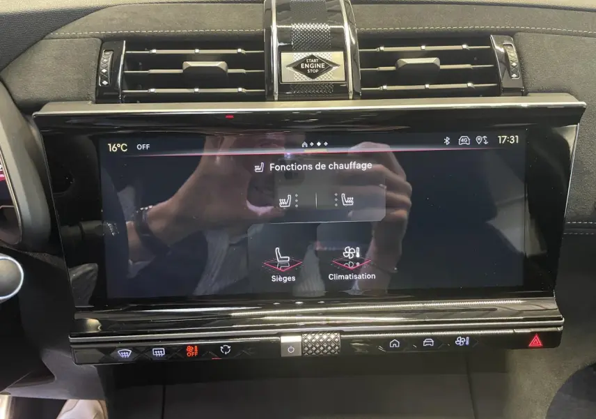 Écran tactile central du DS7 Crossback gris titanium, affichant les fonctions de chauffage, entouré d'inserts noirs brillants et Alcantara noir.