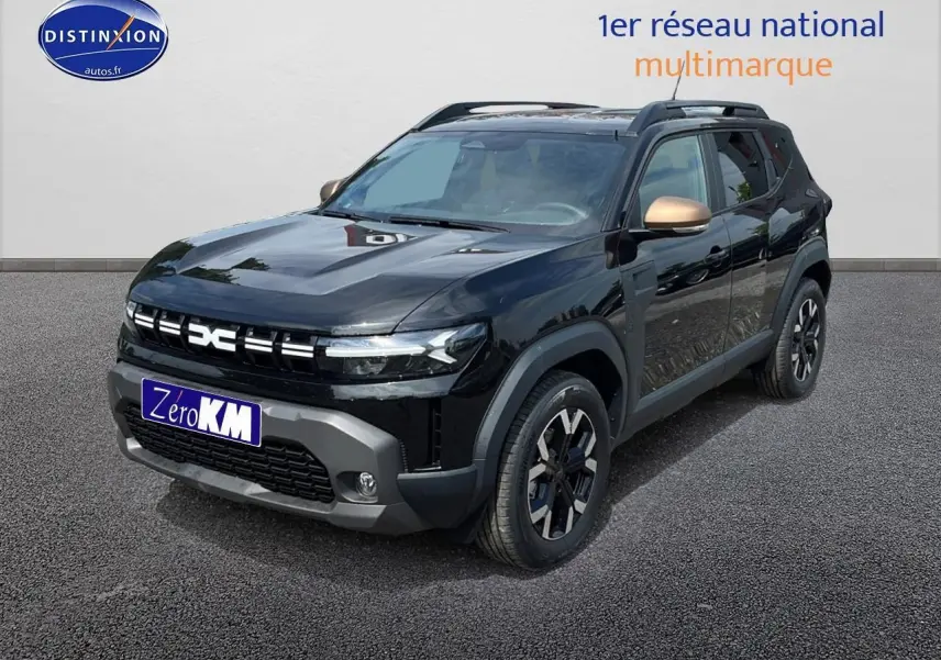 Dacia Duster noir en 3/4 avant droit avec rétroviseurs couleur bronze et jantes alliage distinctives.
