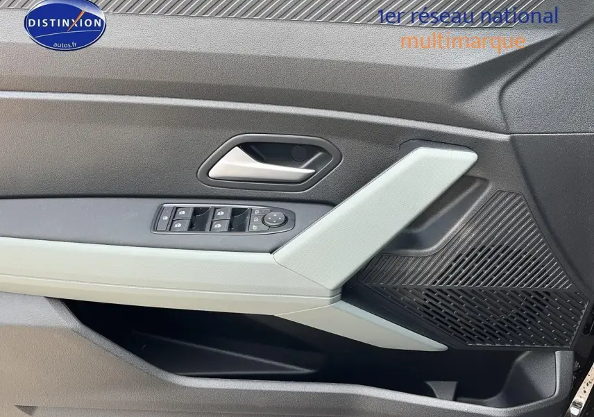 Détail de la porte avant gauche du Dacia Duster noir 2025, avec commandes des vitres et haut-parleur intégré.