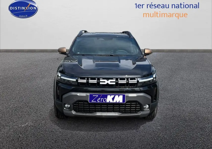 Vue frontale d'un Dacia Duster noir 2025 avec calandre distinctive et rétroviseurs couleur bronze.