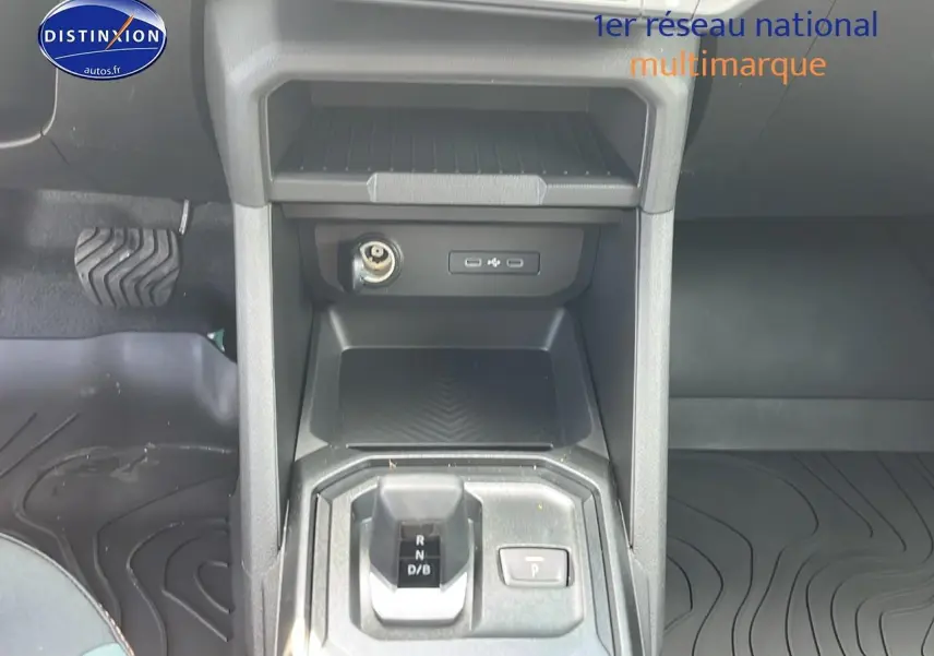 Vue rapprochée de la console centrale du Dacia Duster 2025 noir, mettant en valeur le levier de vitesses et les prises USB.