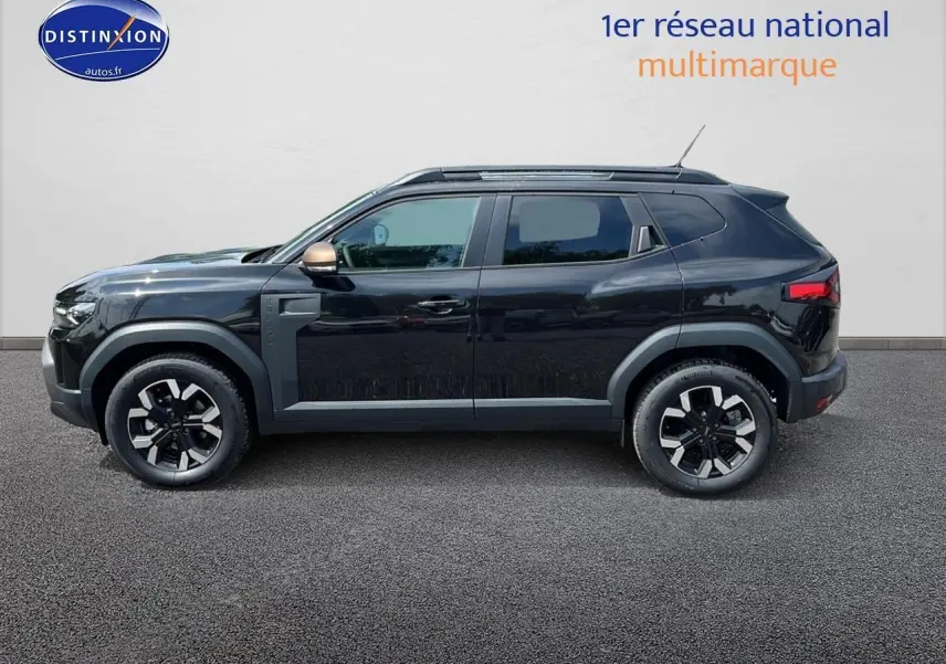 Profil côté gauche du Dacia Duster noir 2025 avec jantes alu et rétroviseur couleur bronze.