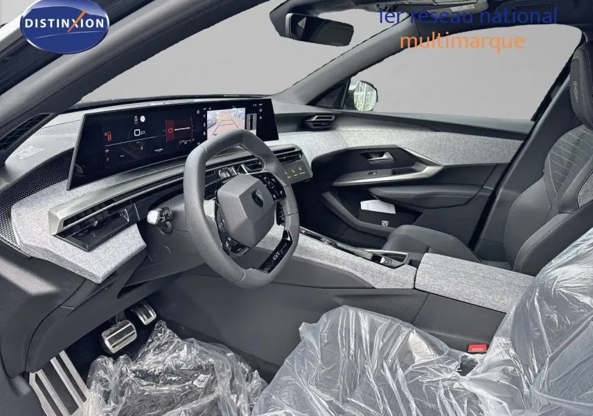 Intérieur avant droit du Peugeot 3008 Hybrid 136ch GT 2025 avec tableau de bord numérique et sellerie noire.