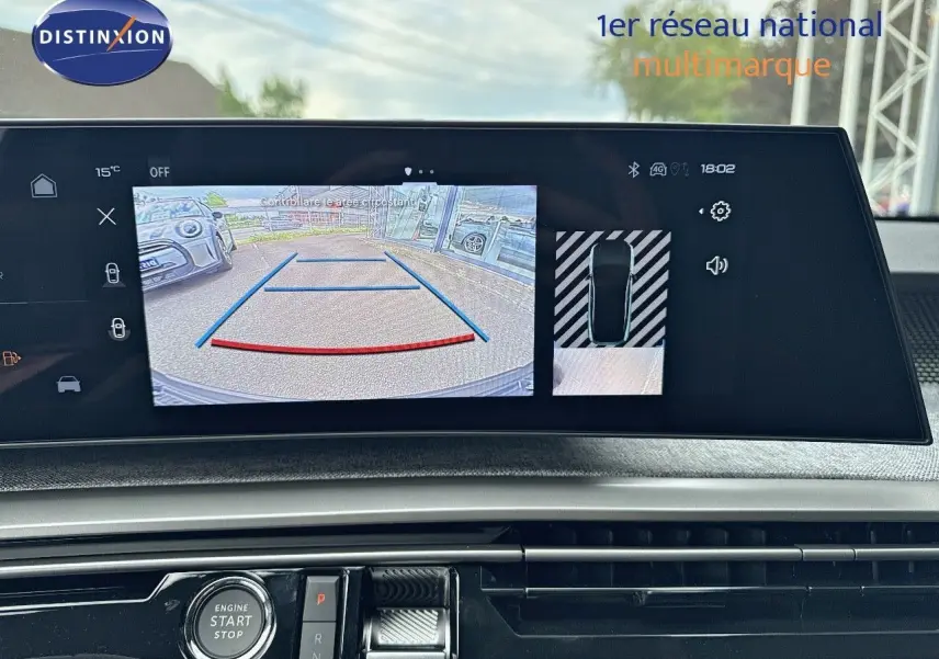 Écran central du Peugeot 3008 Hybrid 136ch GT montrant la caméra de recul et l'affichage du stationnement assisté.