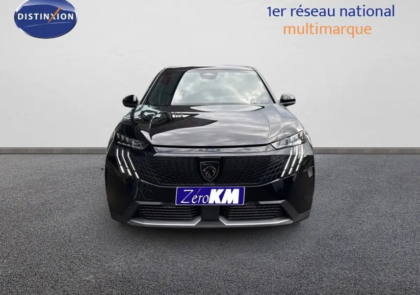 Vue frontale d'un Peugeot 3008 HYBRID noir perle métal avec signature lumineuse LED et calandre distinctive.