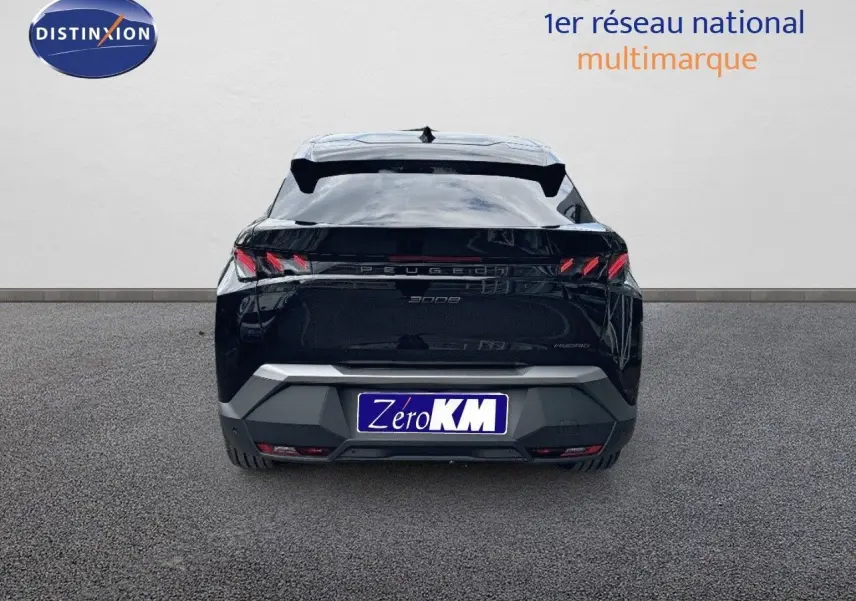 Vue arrière d'un Peugeot 3008 HYBRID noir perle métal avec feux LED et plaque Zéro KM visible.