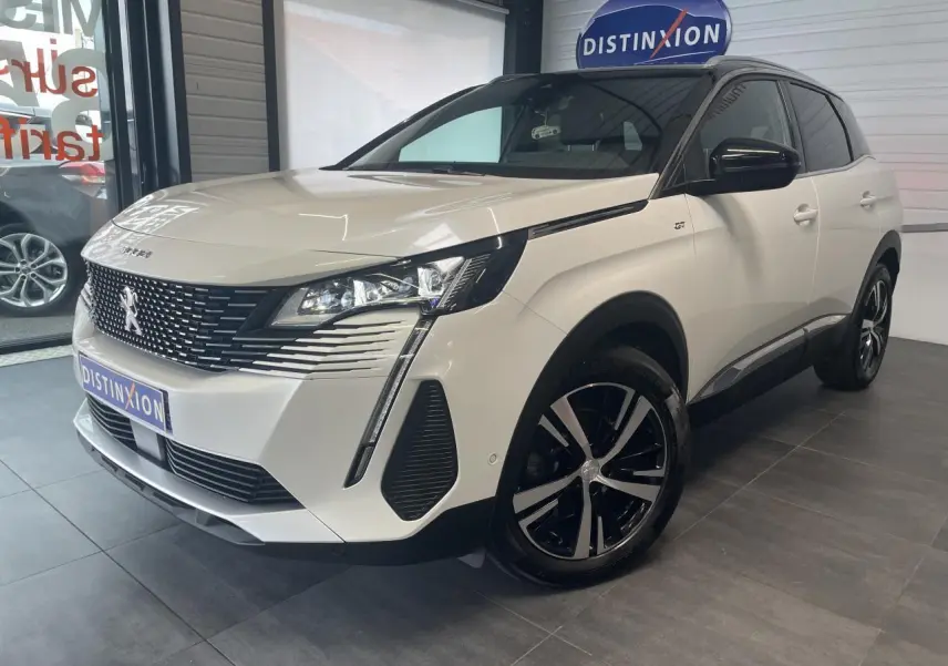 Peugeot 3008 GT blanc nacré en 3/4 avant droit avec toit noir et jantes alliage bi-ton diamantées.