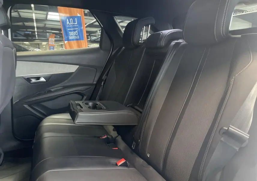 Vue latérale droite de la banquette arrière noire avec accoudoir central déployé du Peugeot 3008 GT 2022.