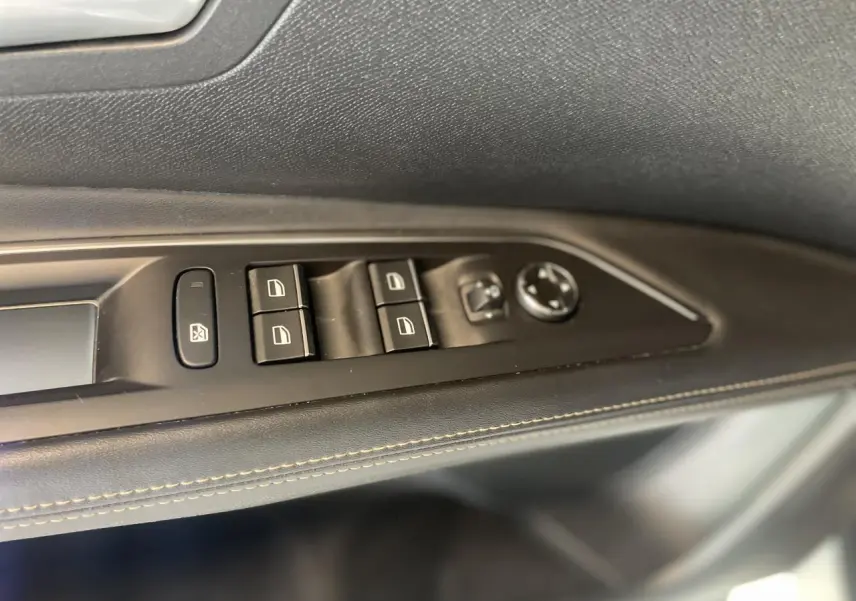 Gros plan sur les commandes de lève-vitres et rétroviseurs côté gauche intérieur du Peugeot 3008 GT 2022.