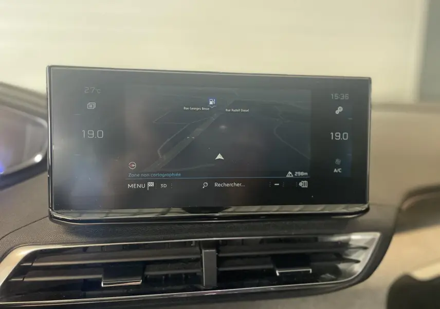 Écran tactile 10 pouces du Peugeot 3008 GT 2022 avec navigation et commandes climatisation intégrées.