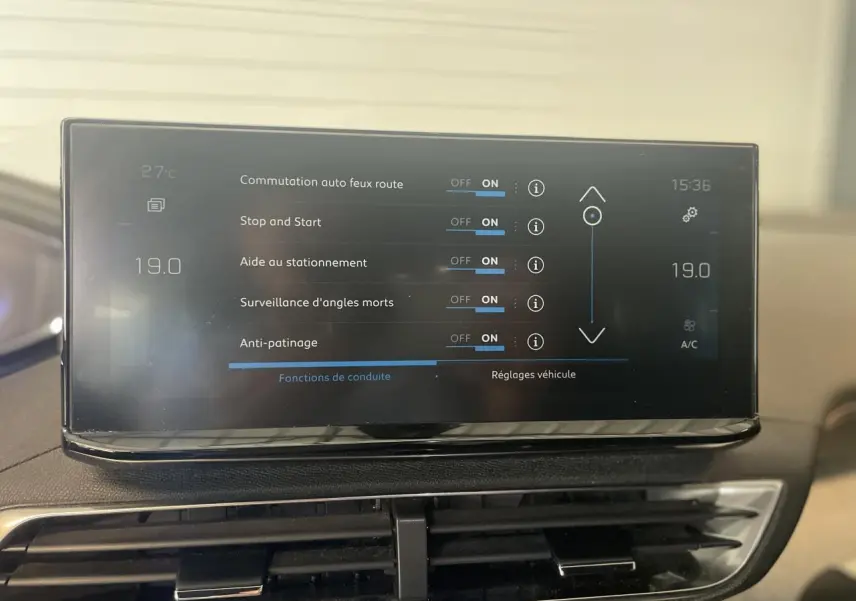 Écran tactile central affichant les réglages de conduite du Peugeot 3008 GT blanc nacré, vue intérieure frontale.