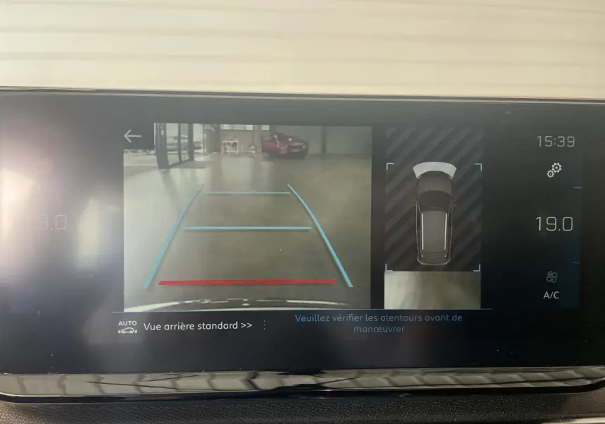 Écran de caméra de recul du Peugeot 3008 GT blanc nacré affichant les lignes d'aide au stationnement arrière.