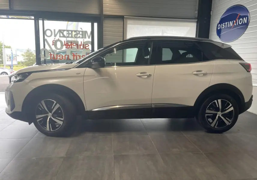 Peugeot 3008 GT blanc nacré vue de profil côté gauche avec toit noir et jantes alliage bi-ton.