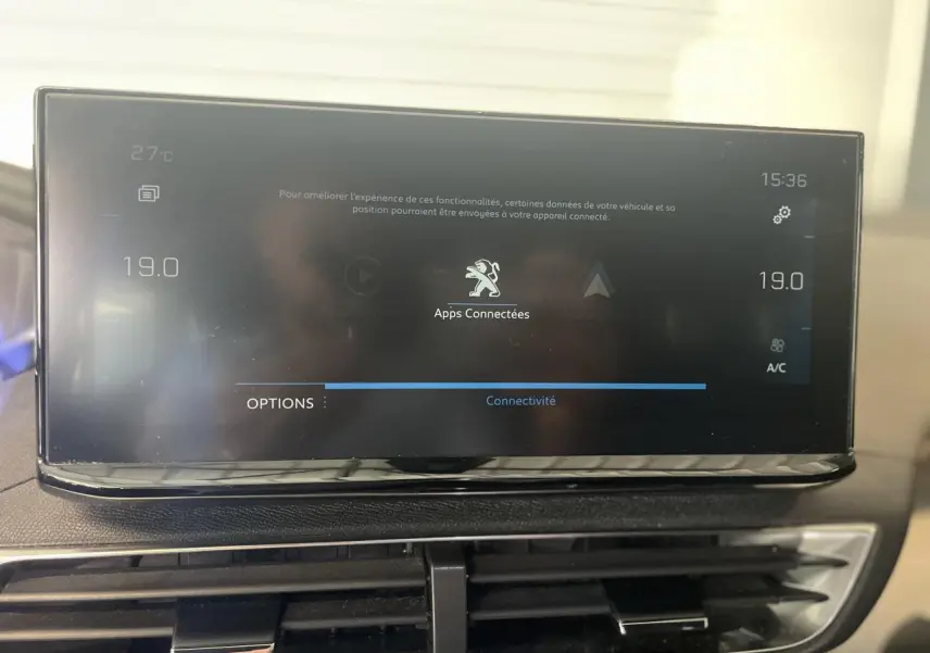 Écran tactile central du tableau de bord du Peugeot 3008 GT 2022 affichant les options de connectivité et la climatisation à 19°C.