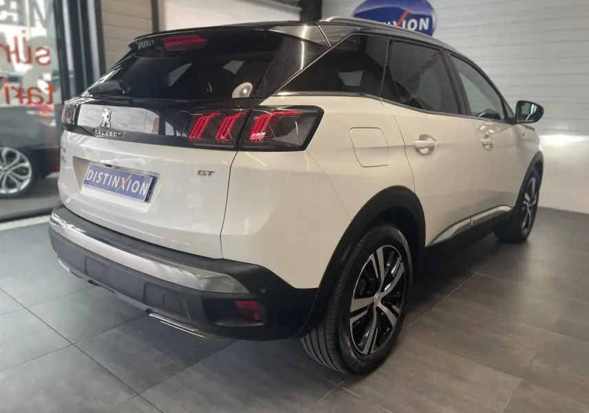 Peugeot 3008 GT blanc nacré vue 3/4 arrière droit avec toit noir et jantes alliage bi-ton.