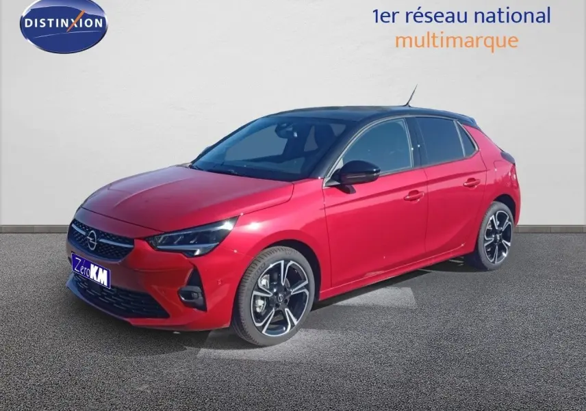 Opel Corsa rouge Kardio métal avec toit noir vue 3/4 avant droit, jantes alliage et phares LED allumés.