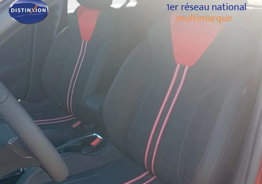 Gros plan sur les sièges avant noirs avec surpiqûres rouges de l'Opel Corsa rouge Kardio métal 2023.