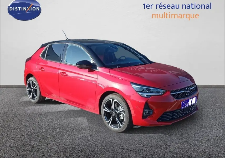 Opel Corsa rouge Kardio métal avec toit noir, vue 3/4 avant droit mettant en valeur ses jantes noires biton.