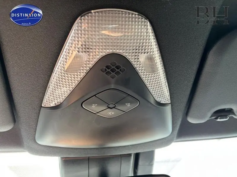 Plafonnier intérieur avec commandes d'éclairage du Toyota C-HR blanc nacré, vue en gros plan vers le toit