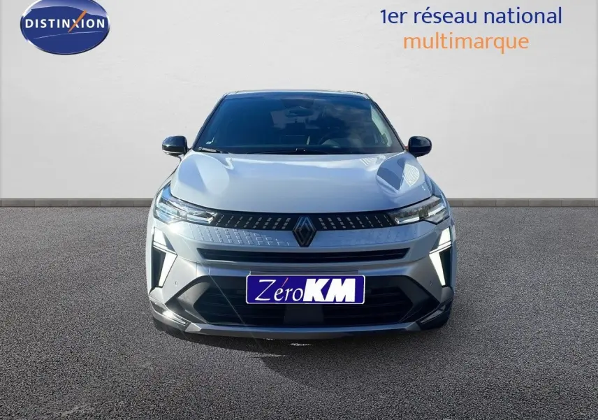 Vue de face du Renault Captur E-Tech hybride gris Rafale métal avec toit noir, mettant en valeur sa calandre moderne et ses phares LED.