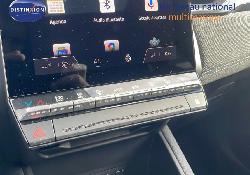 Écran tactile central avec commandes climatisation dans l'habitacle du Renault Captur E-Tech hybride 2025.
