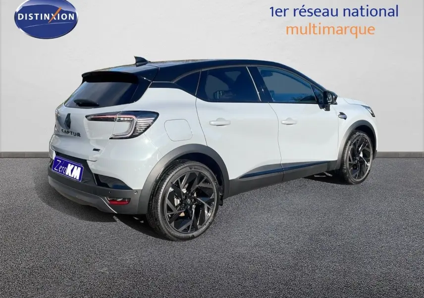Renault Captur E-Tech hybride 2025 gris rafale métal, vue 3/4 arrière côté droit avec toit noir et jantes noires.