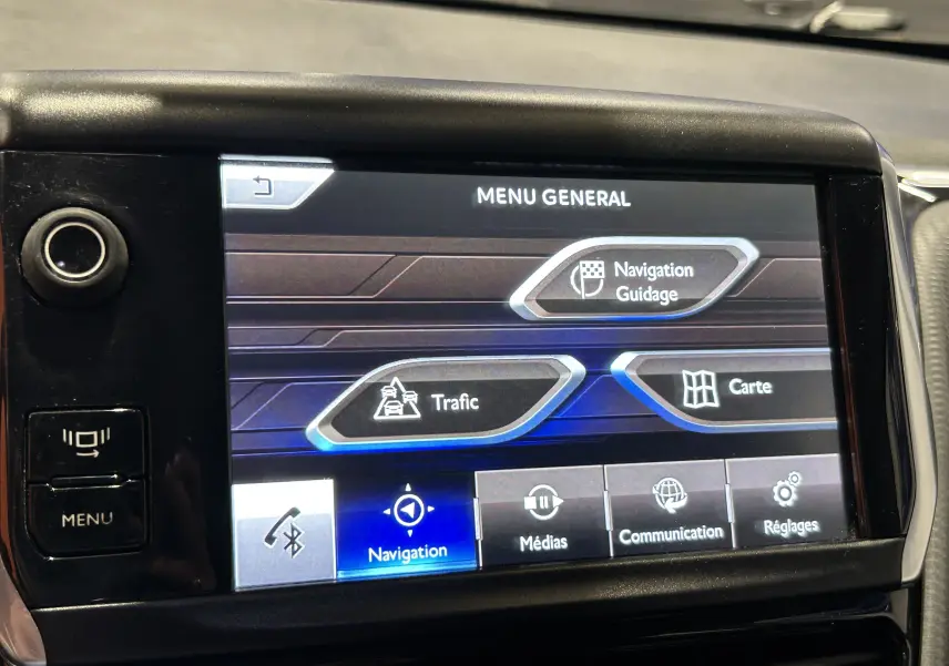 Écran tactile du système de navigation du Peugeot 2008 blanc, vue intérieure centrée sur le menu général.