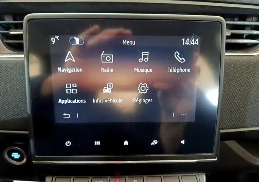 Écran tactile central de la Renault ZOE Business R110 blanc de 2021 affichant le menu principal avec navigation et radio.