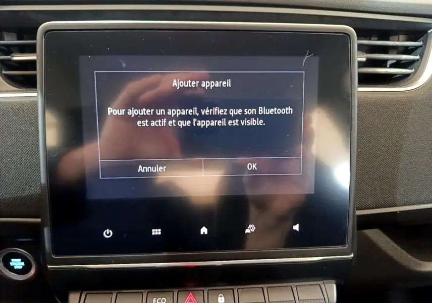 Écran tactile central de la Renault ZOE Business 2021 affichant un message d'ajout d'appareil Bluetooth.