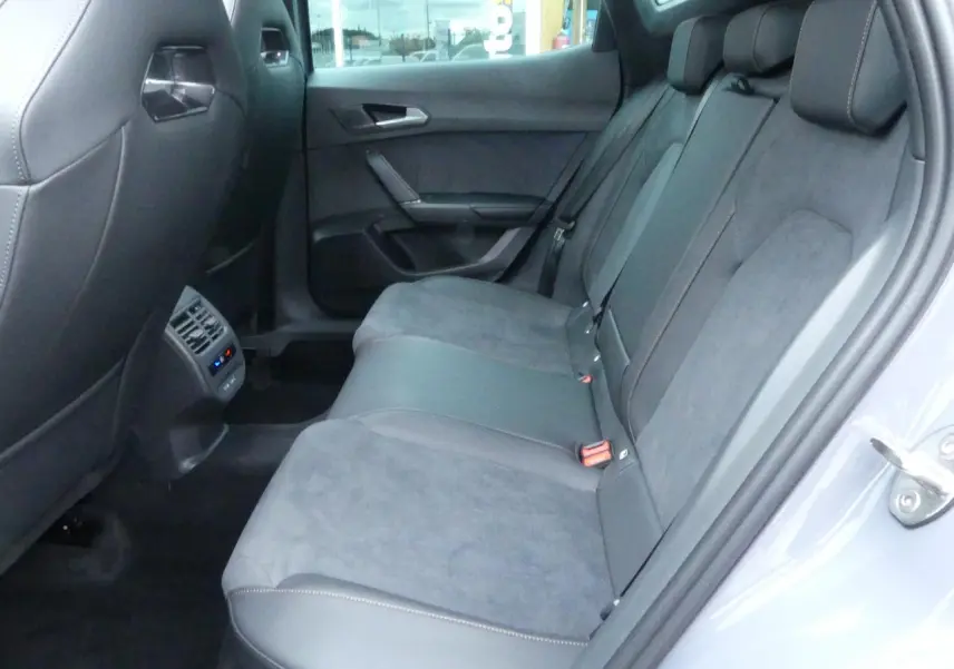 Vue côté droit de la banquette arrière en suédine noire et cuir gris du CUPRA Formentor Gris Graphène 2025.