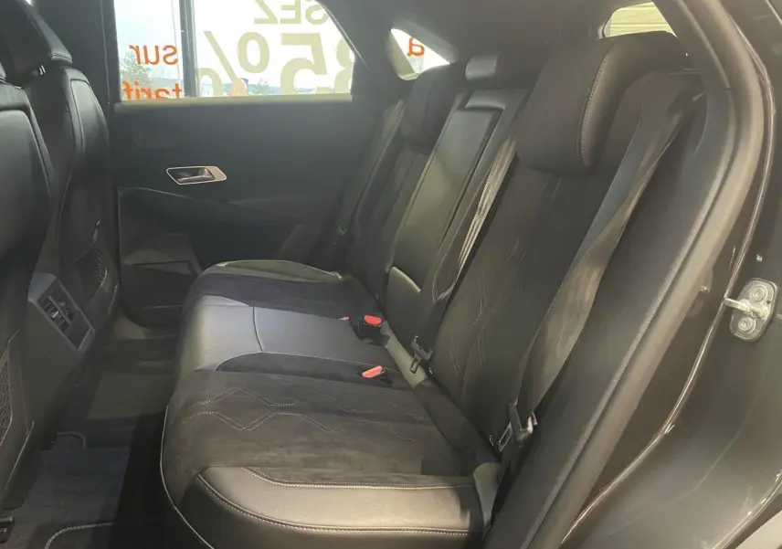 Vue latérale droite de la banquette arrière en Alcantara noir profond du DS7 Crossback gris titanium avec ceintures visibles.