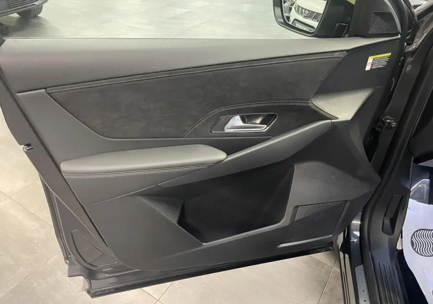 Vue côté gauche de la porte avant gris titanium du DS7 Crossback avec garniture Alcantara et surpiqûres contrastées.