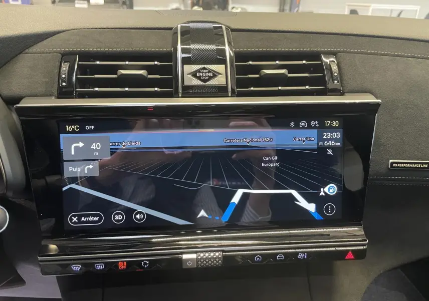 Vue rapprochée de la console centrale noire avec écran tactile et bouton Start Engine du DS7 Crossback gris titanium.