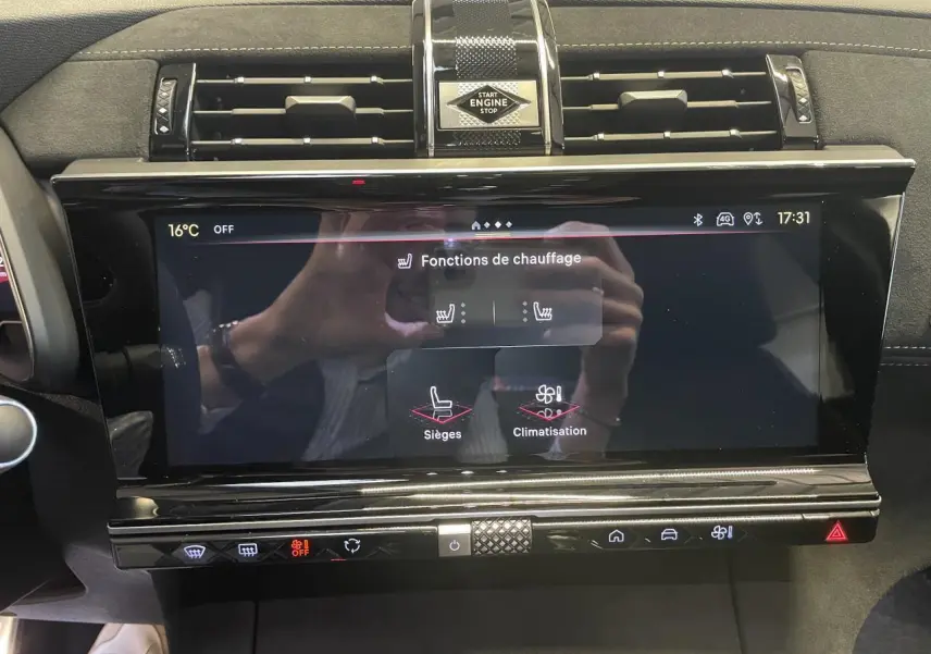 Écran tactile central du DS7 Crossback gris titanium, affichant les fonctions de chauffage, entouré d'inserts noirs brillants et Alcantara noir.