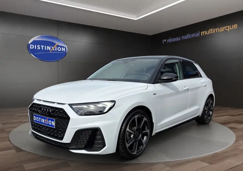Audi A1 Sportback blanc avec toit noir, vue 3/4 avant droit, jantes 18 pouces noires et calandre hexagonale.