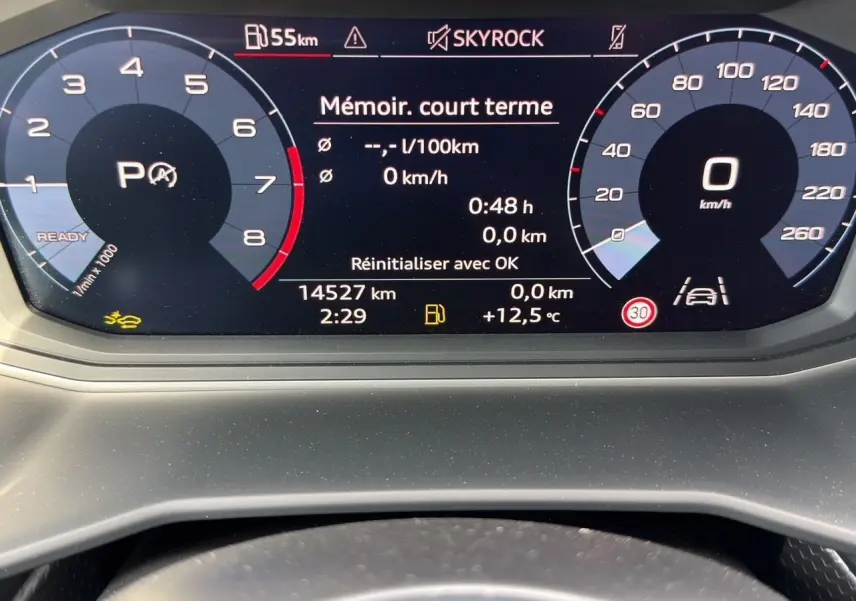 Vue rapprochée du tableau de bord numérique de l'Audi A1 Sportback 2025 affichant la vitesse, le régime et les alertes.