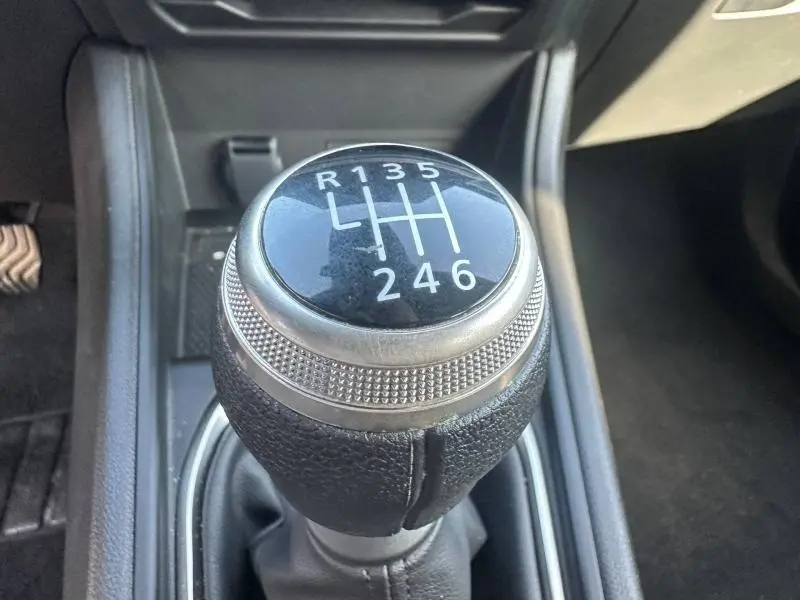 Gros plan sur le levier de vitesses manuel noir du Renault Captur 2025, montrant la grille de passage des 6 rapports.