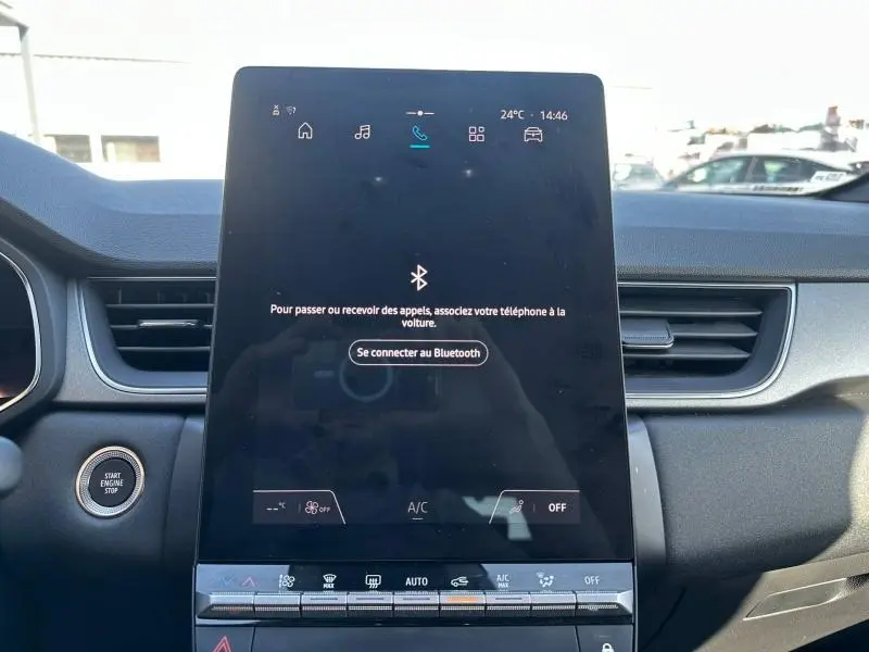 Vue centrée sur l'écran tactile du tableau de bord du Renault Captur 2025, avec interface Bluetooth affichée.