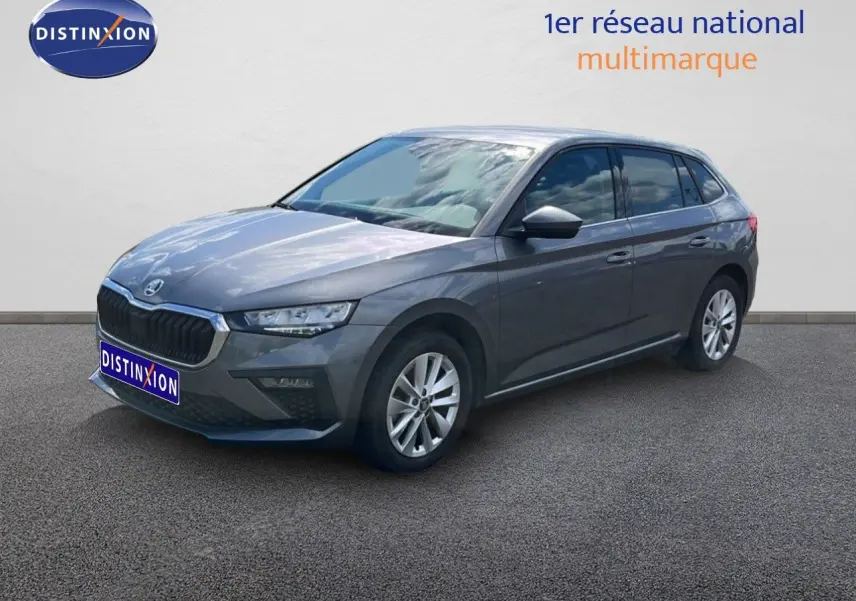 SKODA SCALA gris magnétique métal en 3/4 avant droit, avec jantes alliage et calandre noire distinctive.